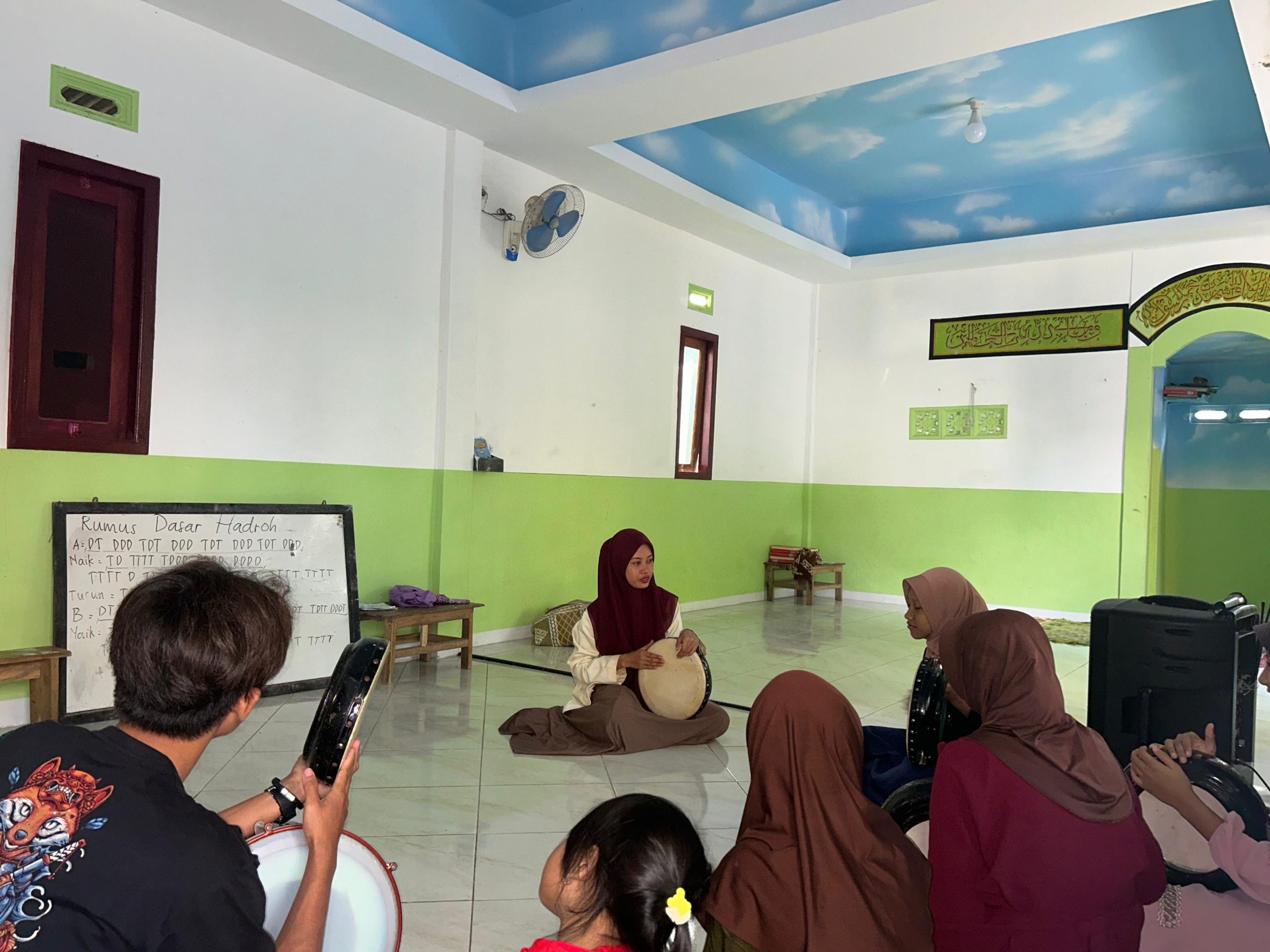 Mahasiswa KKN Sukses Gelar Pendampingan Latihan Hadroh dan Pembacaan Kitab Al-Barzanji