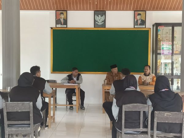 Mahasiswa UNUGHA Cilacap Lakukan Serah Terima di Balai Desa Srati, Kecamatan Ayah, Kabupaten Kebumen