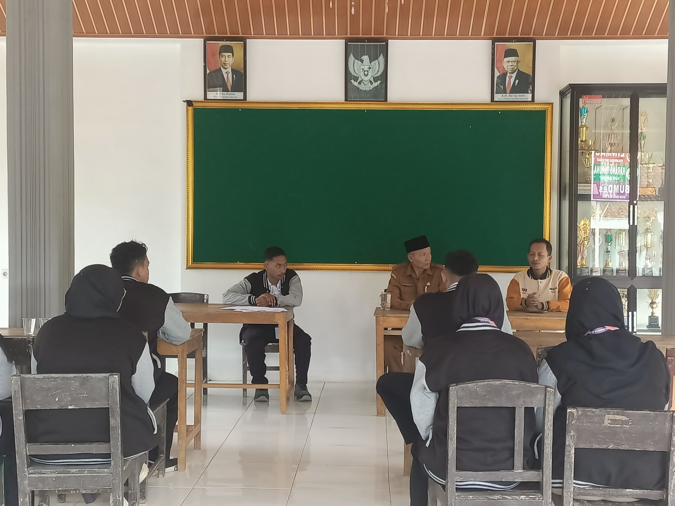 Mahasiswa UNUGHA Cilacap Lakukan Serah Terima di Balai Desa Srati, Kecamatan Ayah, Kabupaten Kebumen