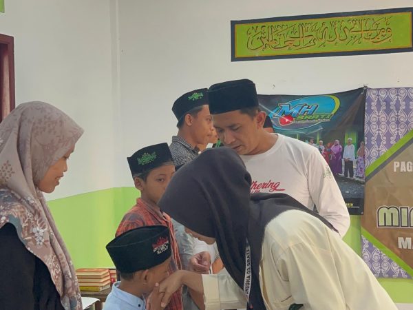 Kegiatan Santunan Anak Yatim-Piatu dan Kaum Duafa di Mushola Miftahul Huda: Pelopor Organisasi BSP Berkolaborasi dengan Mahasiswa KKN