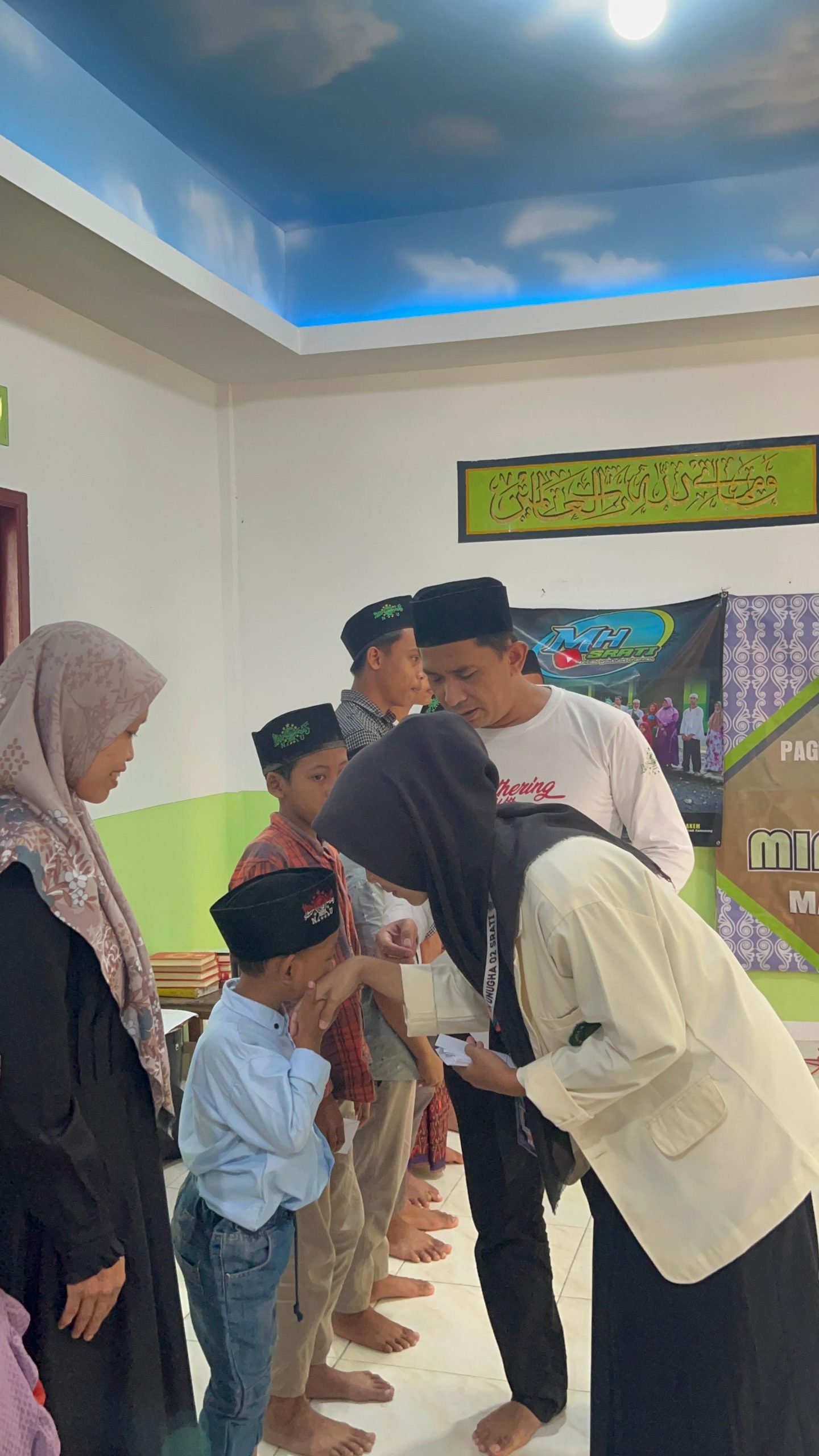 Kegiatan Santunan Anak Yatim-Piatu dan Kaum Duafa di Mushola Miftahul Huda: Pelopor Organisasi BSP Berkolaborasi dengan Mahasiswa KKN