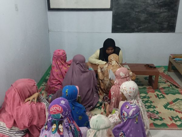 Pembacaan Asmaul Husna Sebelum Ngaji di Masjid Al-Ikhlas Desa Srati