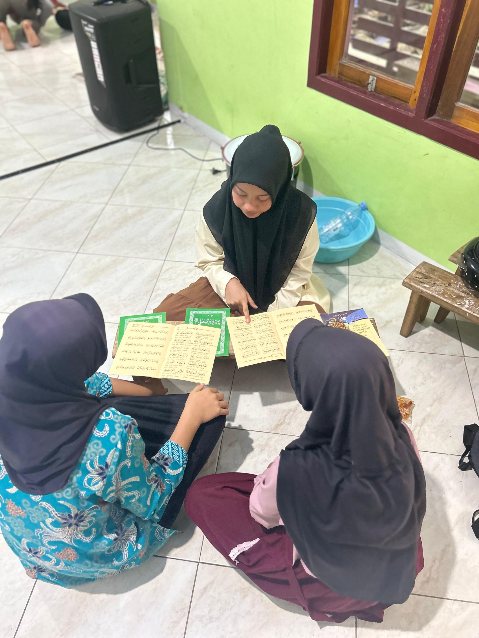 Kajian Kitab di Musholla Miftahul Huda: Membangun Generasi Melalui Pembelajaran Tauhid, Akhlak, dan Fiqih