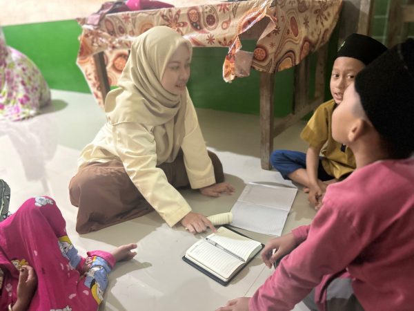 Pendampingan Penulisan Huruf Hijaiyah Sukses Digelar untuk Anak-Anak Mengaji di Masjid