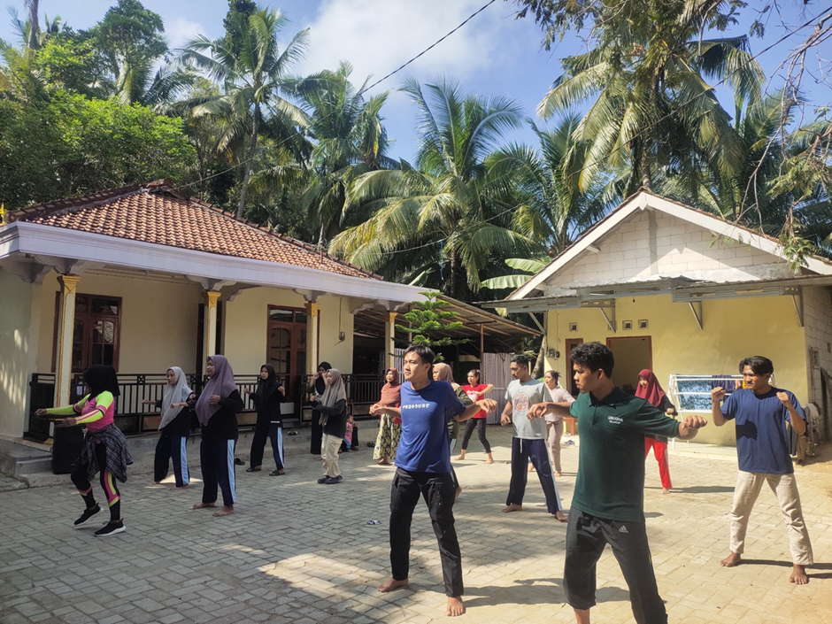 Mahasiswa KKN UNUGHA Cilacap Gelar Senam Pagi Bersama Warga Desa Srati